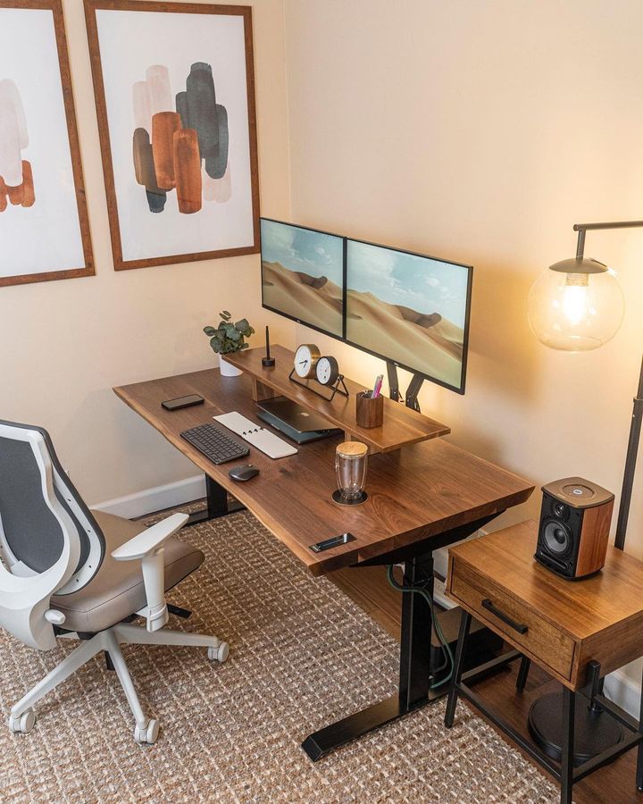 Góc setup ấm cúng và sang trọng với thiết kế sử dụng tông màu đất