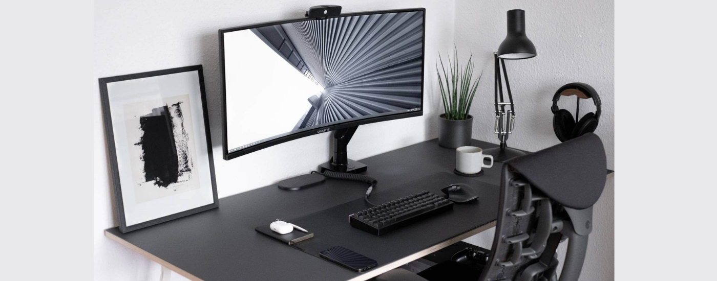 “Đen tinh tế” với góc setup kết hợp giữa hai phong cách minimal và monochrome